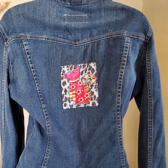 Women’s Levi Jeans Denim Trucker Jacket Sz M with Cat Patch on Back EXCELLENT! - Picture 10 of 10